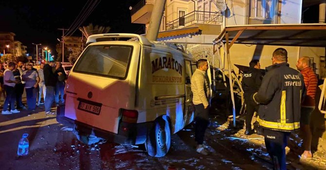 Kontrolden çıkan kamyonet elektrik direğine çarptı, o anlar kamerada: 3 yaralı