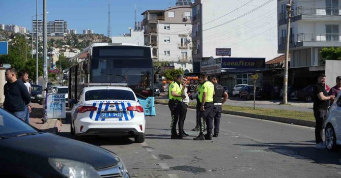 Halk otobüsü trafik ışıklarında bekleyen araçların arasına daldı: 3 yaralı