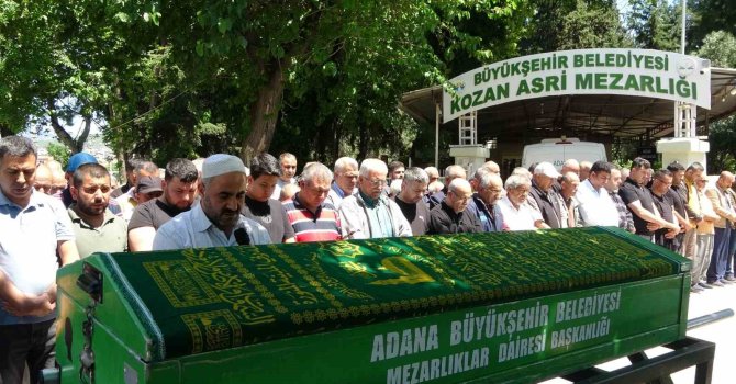 Sağlık çalışanlarına kürekle saldıran genç ölen babasının cenazesine katıldı