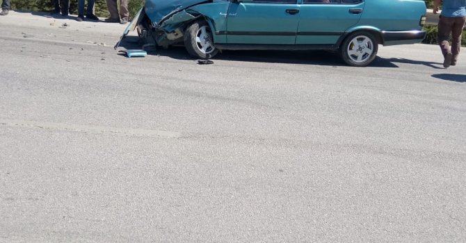 Burdur’da kavşakta iki otomobil çarpıştı: 1 yaralı