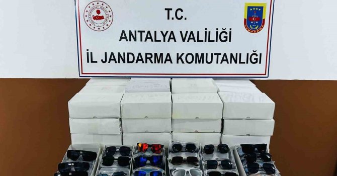 Otobüsten bin 500 adet kaçak güneş gözlüğü çıktı