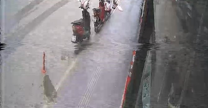 Motosikletle metrelerce sürüklendi, hiçbir şey yokmuş gibi kalkıp motosikletini yerden kaldırdı