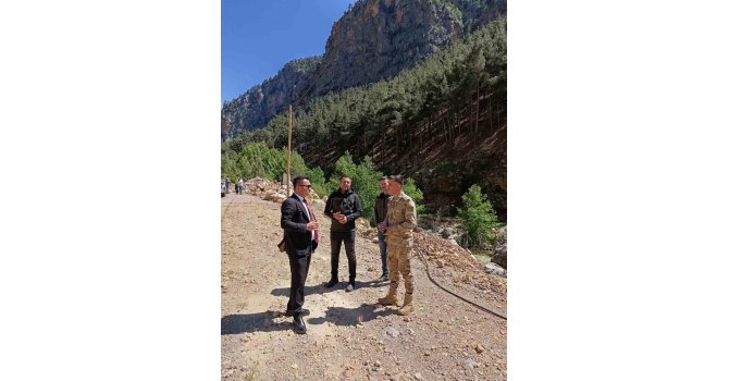 Saimbeyli’de kaya düşen yolda inceleme