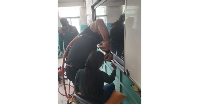 Burdur’da eli akıllı tahtaya sıkışan öğrenci AFAD ekiplerince kurtarıldı