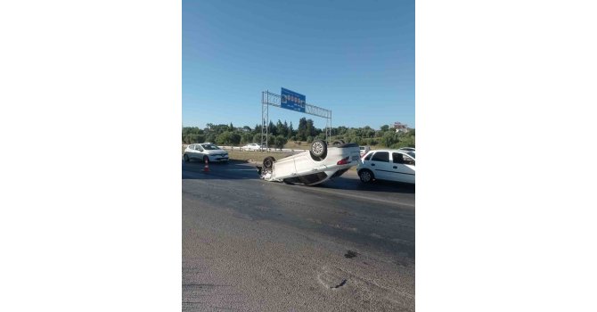 Lastiği patlayan otomobil önündeki araca çarpıp devrildi: 2 yaralı