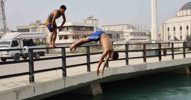 Adana’da gençlerin sulama kanallarında tehlikeli serinliği sürüyor