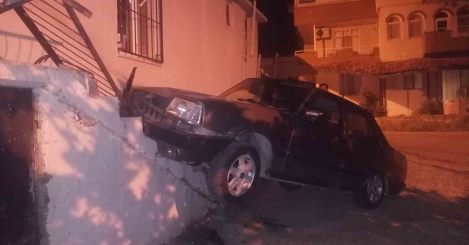Kontrolden çıkan otomobil binaya çarptı