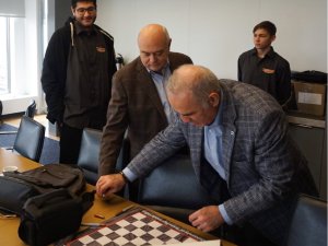 Mersinli santranççı Barış Özenir, Kasparov’dan imzalı satranç tahtası aldı