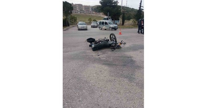 Burdur’da seyir halindeki motosiklet kavşağa kontrolsüz giren otomobile çarptı, 2 yaralı