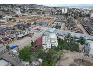 Ayakta kalan cami işçilerin ibadet yeri oldu