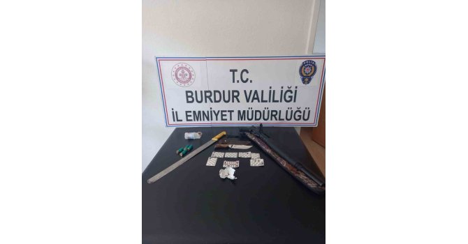 Kaçan araçtan, silah, bıçak ve uyuşturucu çıktı: 25 bin TL para cezası uygulandı