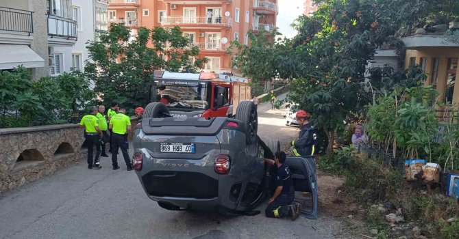 Alanya’da kontrolden çıkan otomobil devrildi: 3 yaralı