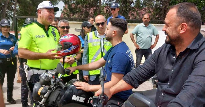 Dörtyol’da motosiklet sürücülerine kask dağıtıldı