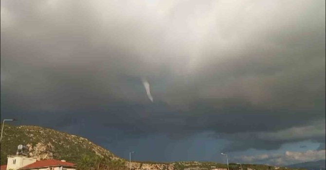 Samandağ’da hortum cep telefonu kamerasına yansıdı