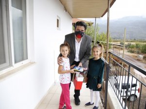 Başkan Genç, ihtiyaç sahibi öğrencilere tablet ve internet paketi dağıttı