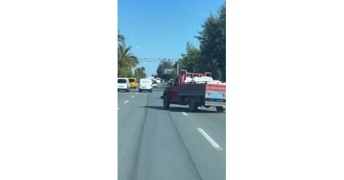 Kamyonetin seyir halinde zikzak çizerek herkesi tehlikeye attığı anlar kamerada