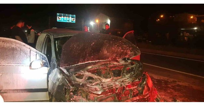 Seyir halindeki araç alevlere teslim oldu