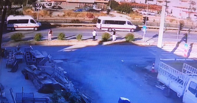 Servis aracı tur minibüsüne çarptı: 3 yaralı