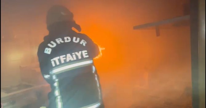 Kafede çıkan yangın itfaiyenin hızlı müdahalesiyle söndürüldü