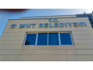 Yeni Başkan, Mut Belediyesinin borcunu astırdığı afişle duyurdu