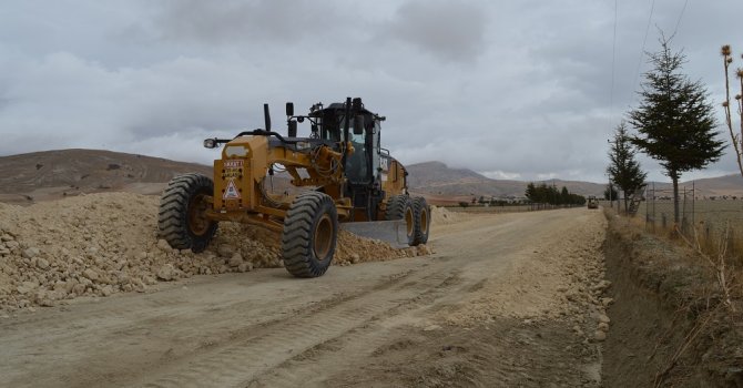 Korkuteli Karabayır grup yolunda stabilize yol çalışması