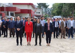 19 Mayıs kutlamaları çelenk sunma ile başladı