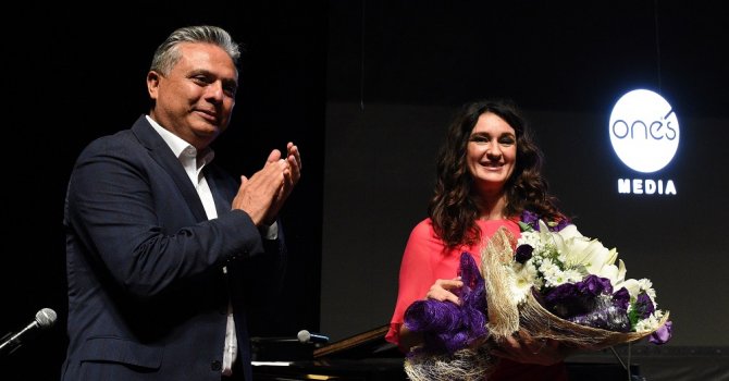 Anjelika Akbar’la ikinci yıl kutlaması