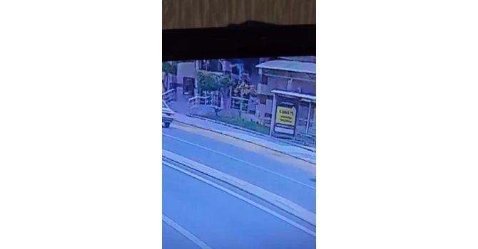 Hastane balkonundan düşen bir kişi yaralandı: O anlar kamerada