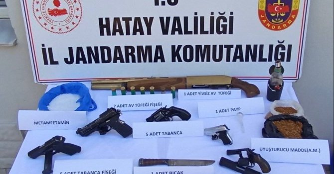 Şüphelilerin evinde yapılan aramada uyuşturucu ve tabanca ele geçirildi