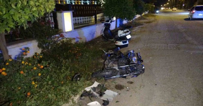 Motosikletle otele dönen turistlere arkadan gelen motosiklet böyle çarptı: 3 yaralı