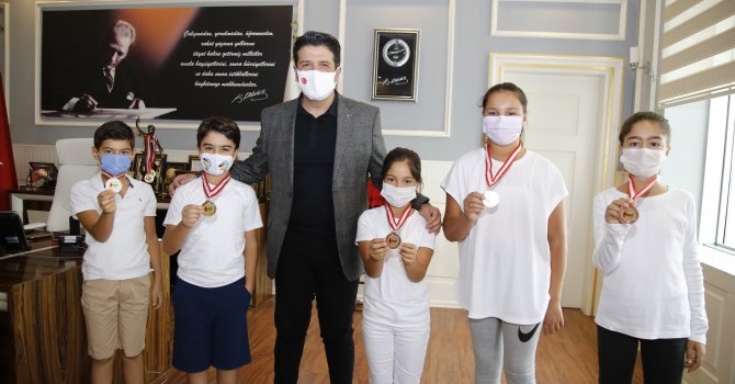 Başkan Turgay Genç şampiyonları ağırladı