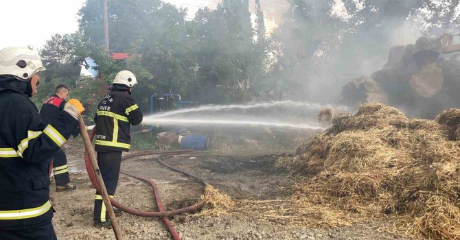 Burdur’da çıkan yangında 3 ton saman balyası yandı