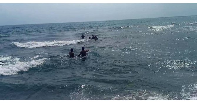 Serinlemek için arkadaşları ile girdiği denizde boğuldu