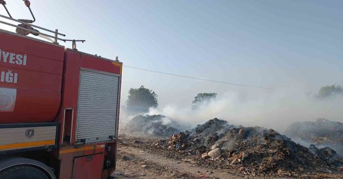 Kumlu’da çöp yangını kepçe yardımıyla söndürüldü