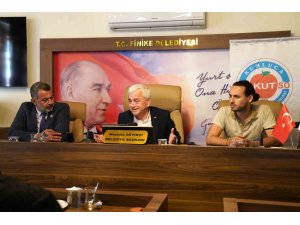 Finike Belediye Başkanı Geyikçi, gençlere projelerini anlattı