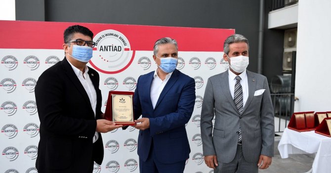 İş insanlarına teşekkür plaketi