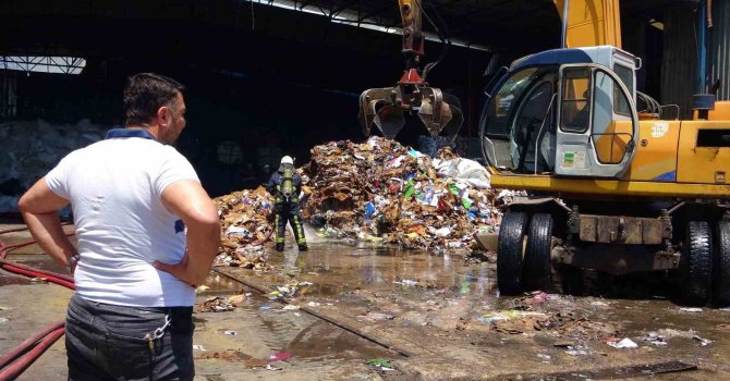 Çöpte başlayan yangın iki işyerine sıçradı
