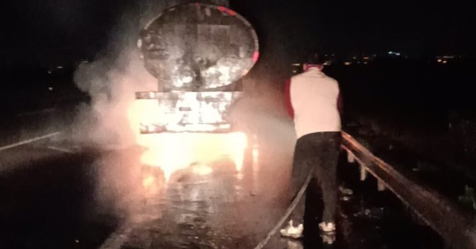 Seyir halindeki tanker alev alev yandı