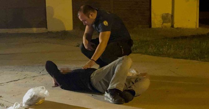 Alkol komasına girip kaldırıma başını çarptı, yardıma gelenlerden sigara istedi