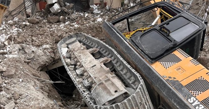 Yıkım yapan iş makinası devrildi: 1 yaralı