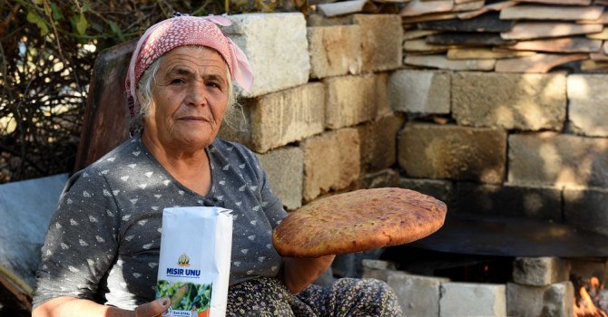 Muratpaşa mısır unundan ekmek yaptı