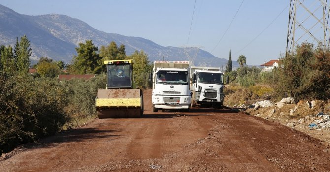 Döşemealtı’nda yol çalışmalarına start verildi