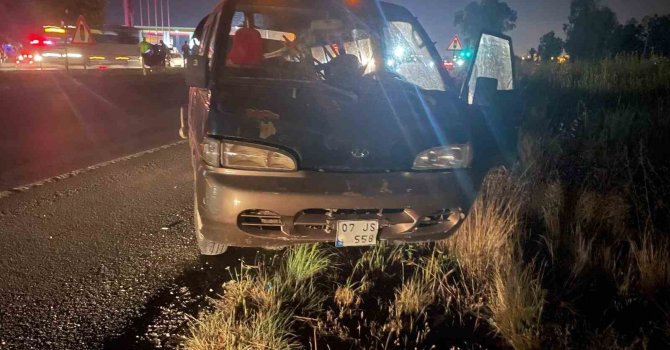 Otomobil kamyonete çarptı: 2 yaralı