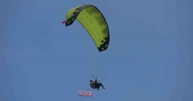 Jandarma’nın kuruluşunun 185’inci yıl dönümünde Burdur Gölü kenarına paraşütle indiler