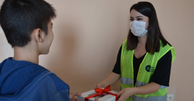 Büyükşehir tablet yardımına devam ediyor