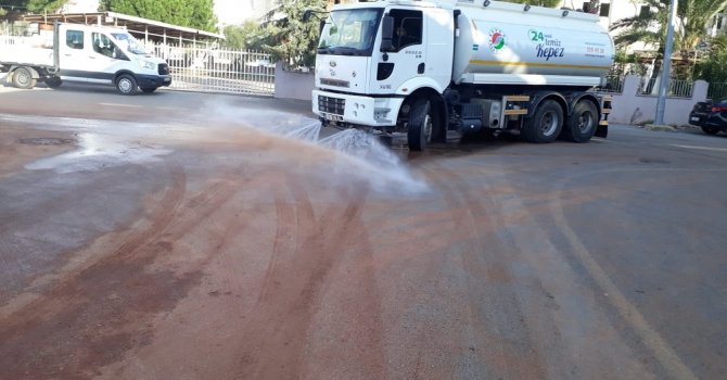 Kepez’in caddeleri baştan aşağıya yıkanıyor