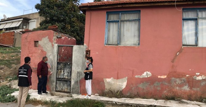 Büyükşehir’in İzmir’e gönderdiği teknik ekip hasar tespit çalışmaları yapıyor