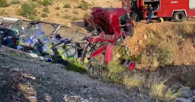 Sebze yüklü tır şarampole yuvarlandı, sıkışan sürücüyü itfaiye kurtardı