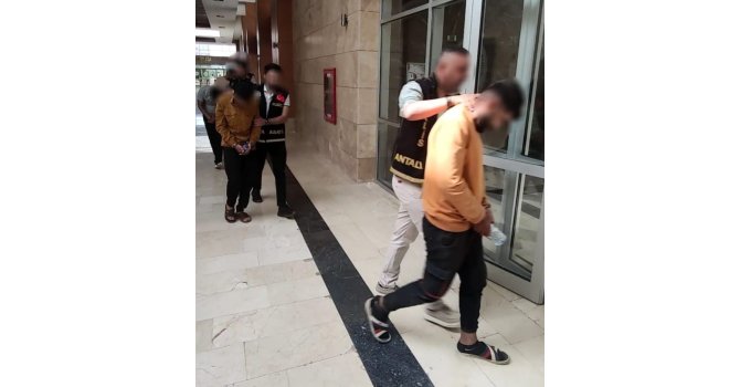 Kendilerini MİT görevlisi olarak tanıtıp 139 bin 600 dolar dolandırdılar