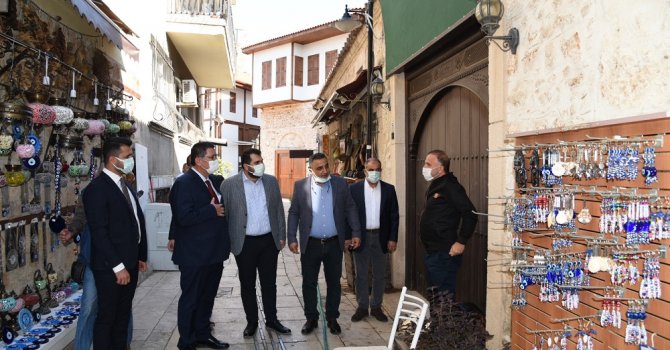 AESOB Başkanı Adlıhan Dere Kaleiçi esnaflarının sıkıntılarını yerinde dinledi